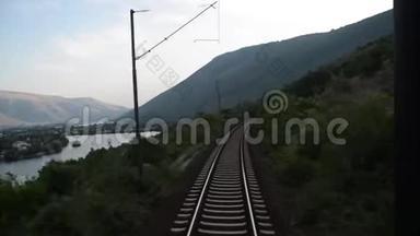 火车在铁路上穿过乡村. 沿着铁路行驶。 货物列车在铁路上快速行驶